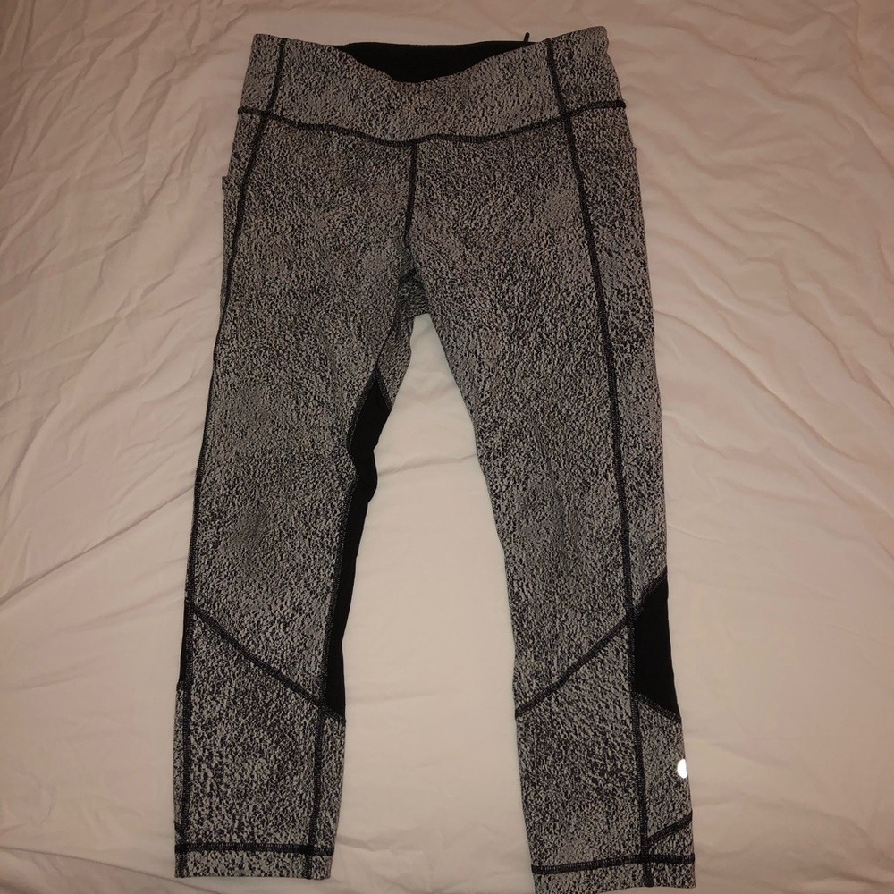 Black and White Lululemon Leggings 3/4 length